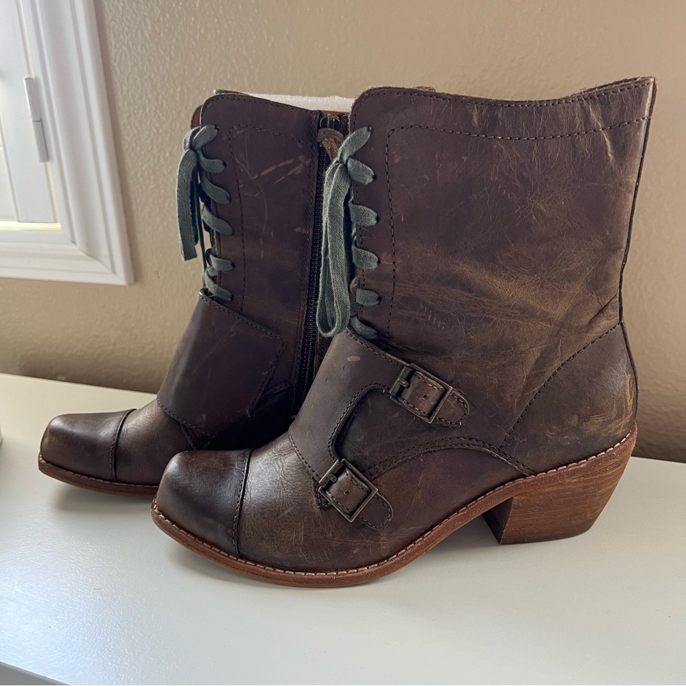 Latigo Brown Leather Heeled Lace Up Boots